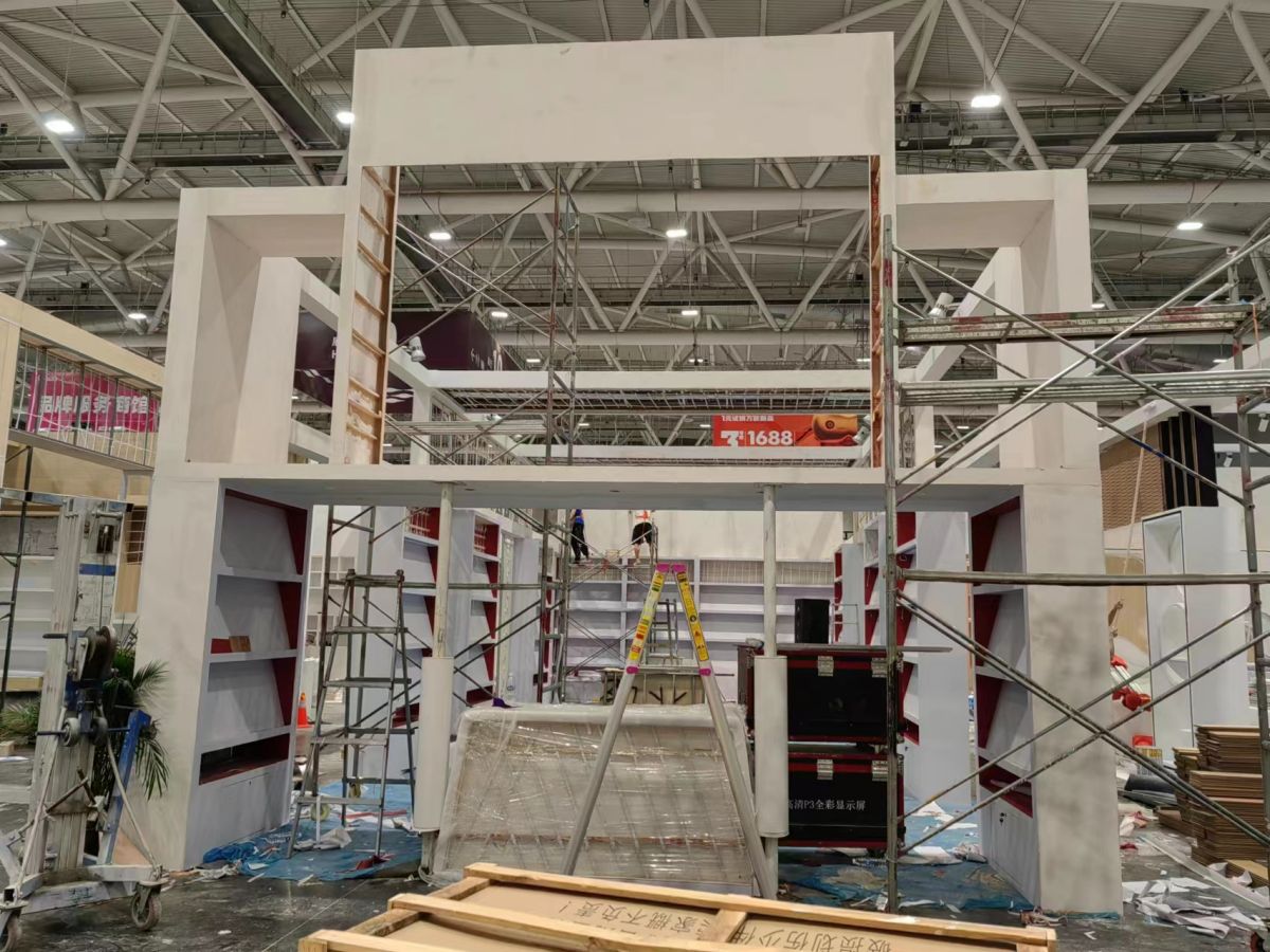 鄭州展位搭建：搭建速度與搭建質(zhì)量，我們?nèi)绾螢槟峁┳罴呀M合？